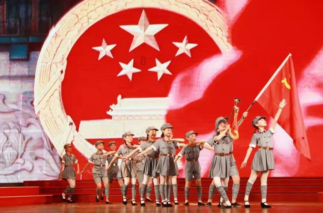 巩俐和替身的合影，两人几乎一模一样，这谁能分清她俩谁是谁？